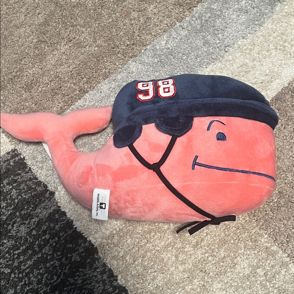 Vineyard Vines stuffed plush whale, hockey NWOT! - Picture 3 of 5